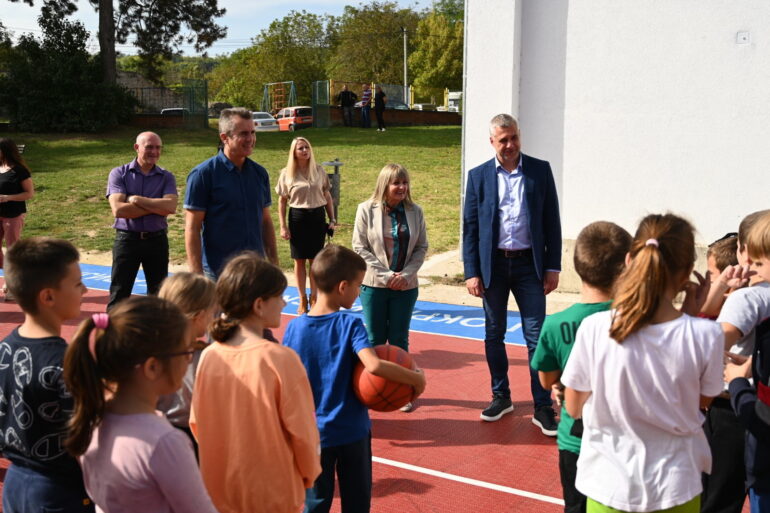 Sekretar Basta obišao rekonstruisani košarkaški teren u Rakovcu