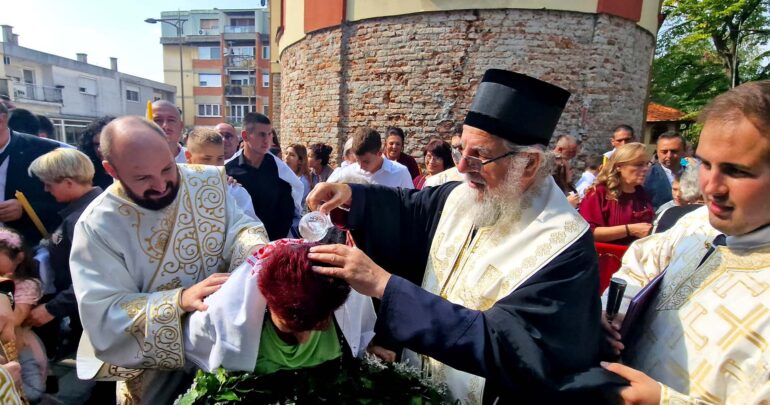Vladika Vasilije krstio 53 stanovnika pećinačke opštine