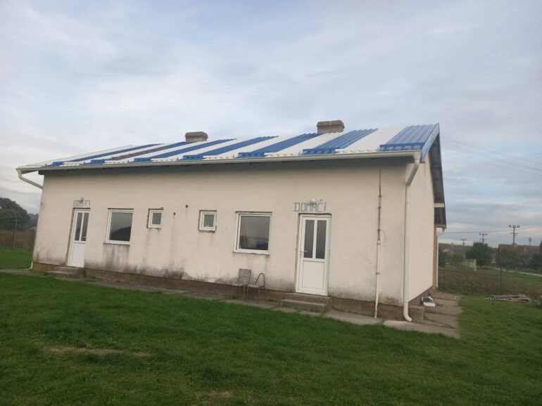 Renoviraju se svlačionice na fudbalskom igralištu u Bosutu