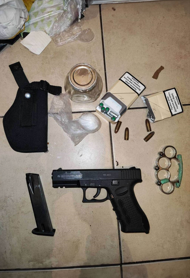 Zaplenjena opojna droga, pištolj i municija