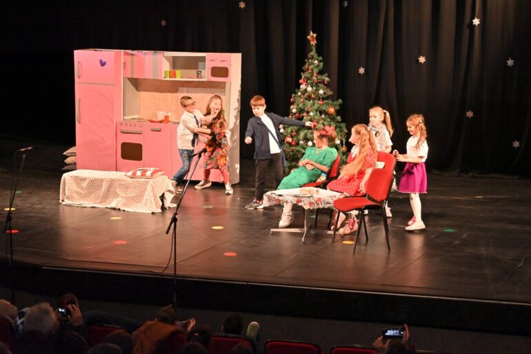 Humanitarna predstava učenika Veljkove škole u Rumi