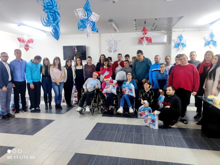 Paketići za korisnike Dnevnog boravka za decu, mlade i odrasle sa smetnjama u razvoju u Rumi