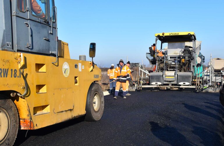 Asfaltira se prva deonica puta Kupinovo-Brestač