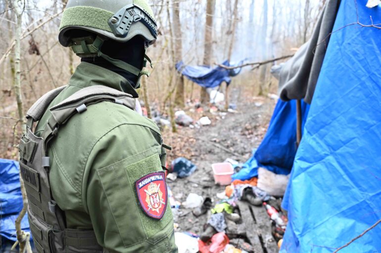 Uhapšena dva naoružana Avganistanca