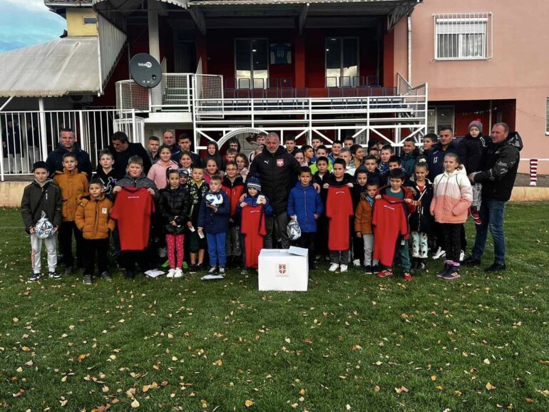 Novi dresovi i lopte za mlade fudbalere u Erdeviku