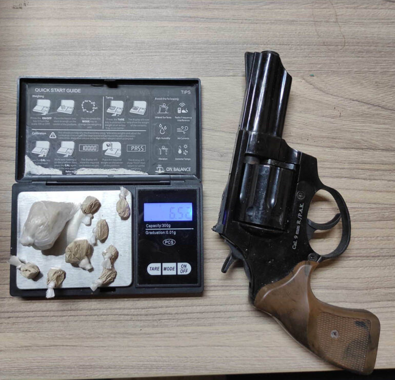 Hapšenje u Sremskoj Mitrovici: Pronađen revolver i heroin