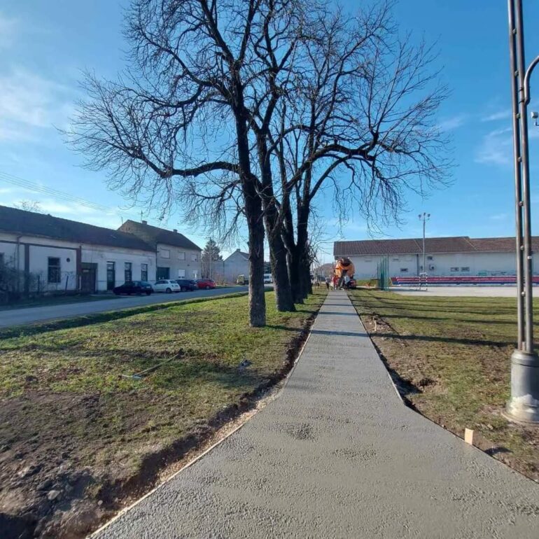 Posle Beogradske, rekonstruišu se trotoari u inđijskoj Železničkoj ulici