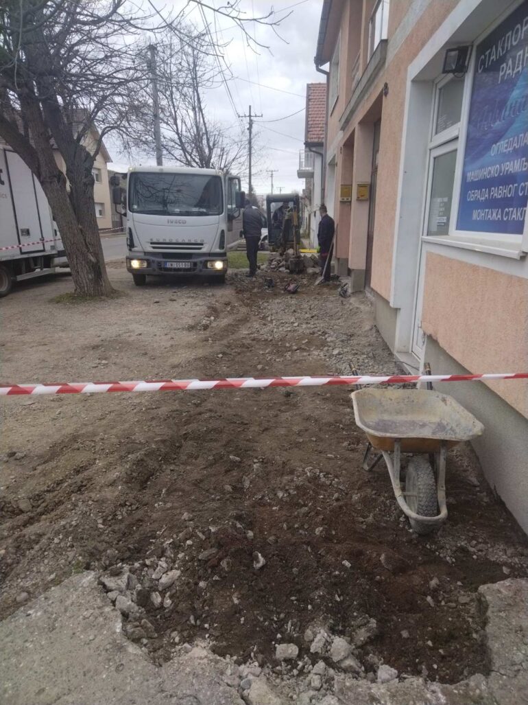 Počela rekonstrukcija trotoara u inđijskoj Jug Bogdanovoj ulici