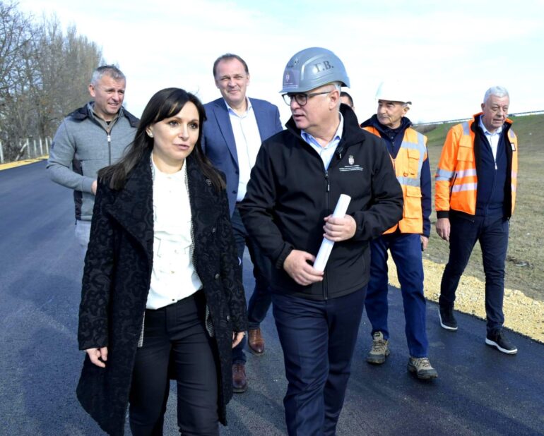 Ministar Vesić obišao završne radove u Industrijskoj ulici u Rumi