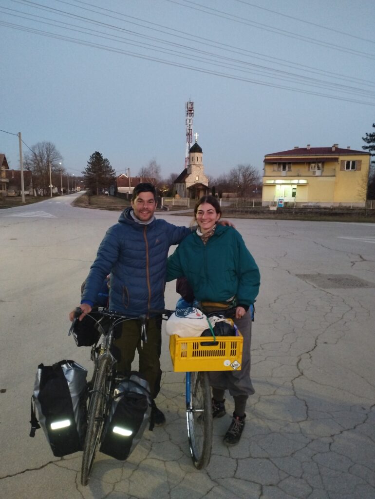 Biciklisti iz Grčke na proputovanju kroz Sremsku Raču