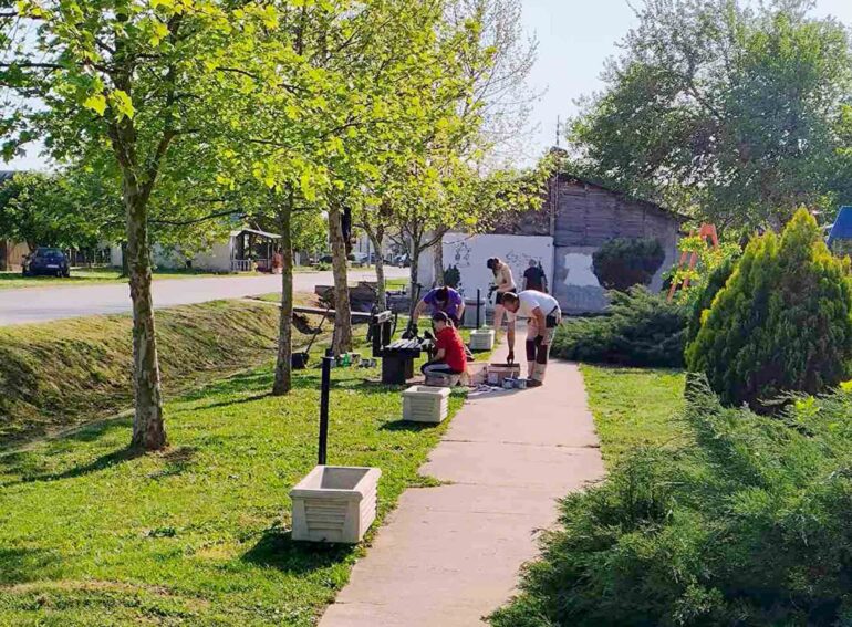 Velika akcija uređenja dečjeg parkića