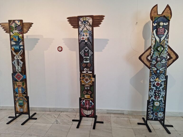 U Beočinu otvorena izložba „Totemi“ i „Teslin svet“