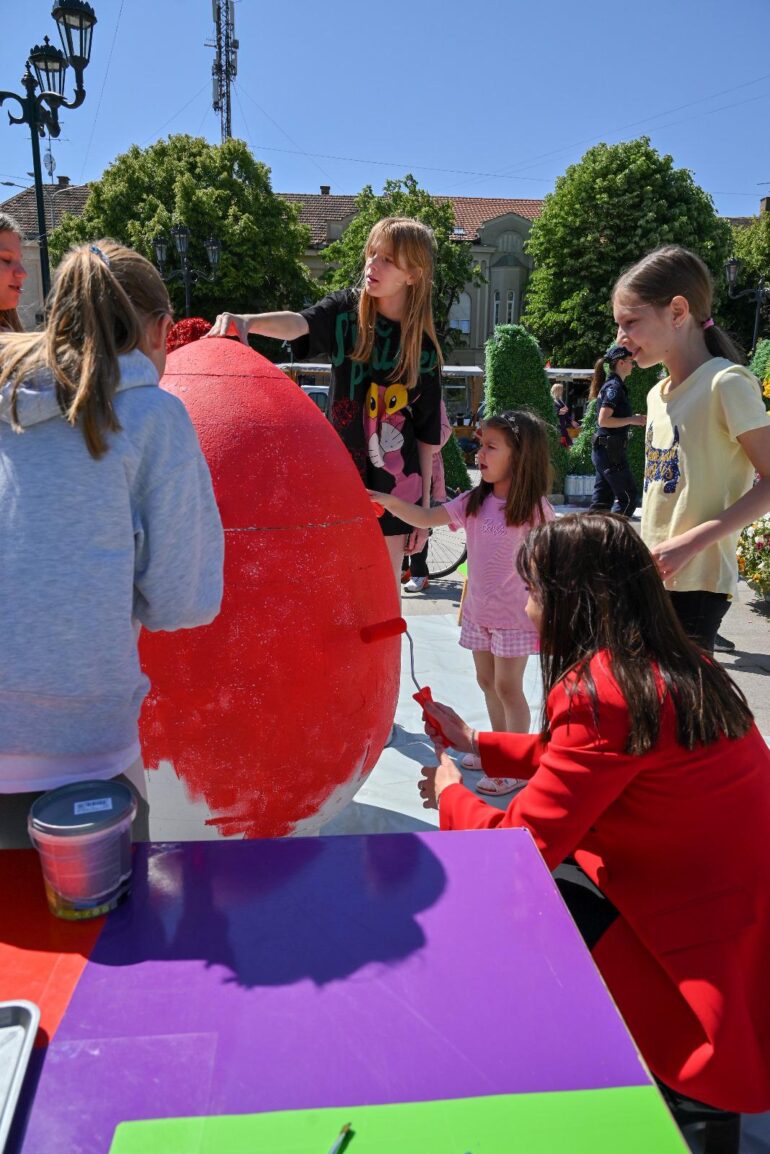 Farbanjem vaskršnjih jaja zatvoren Prolećni trg u Rumi