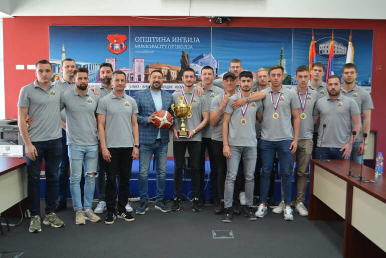 Prijem košarkaša inđijskog „Železničara“ posle plasmana u Drugu ligu Srbije