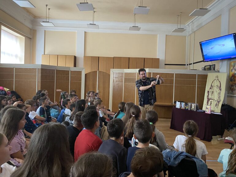 Druženje mališana i pisca Stefana Mitića povodom rođendana Dečjeg odeljenje biblioteke