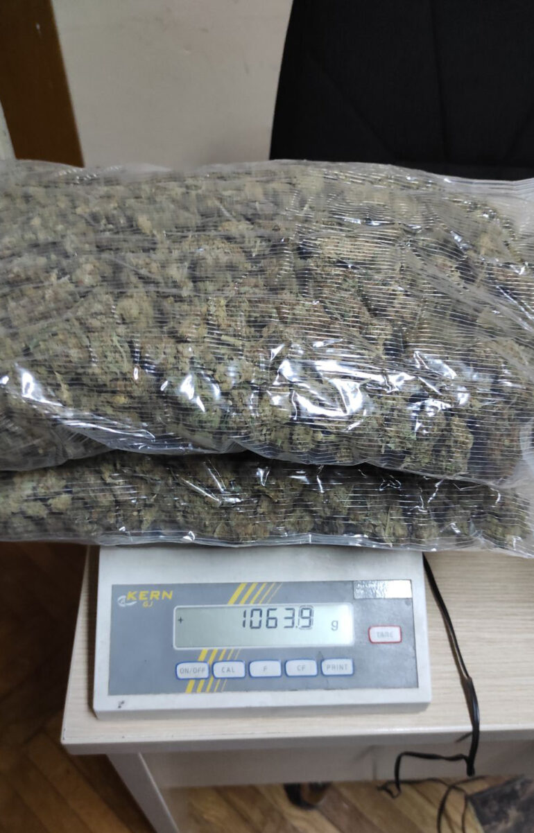 Muškarac zaustavljen na ulici sa preko kilogram marihuane