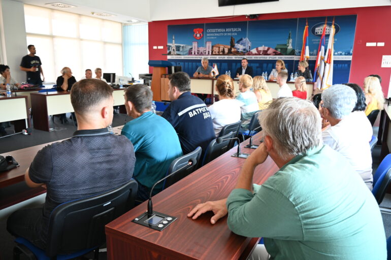 Predsednik inđijske opštine na sastanku sa predstavnicima svih udruženja