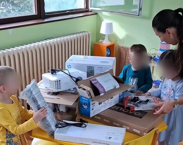 Rotarijanci donirali opremu za rumski vrtić