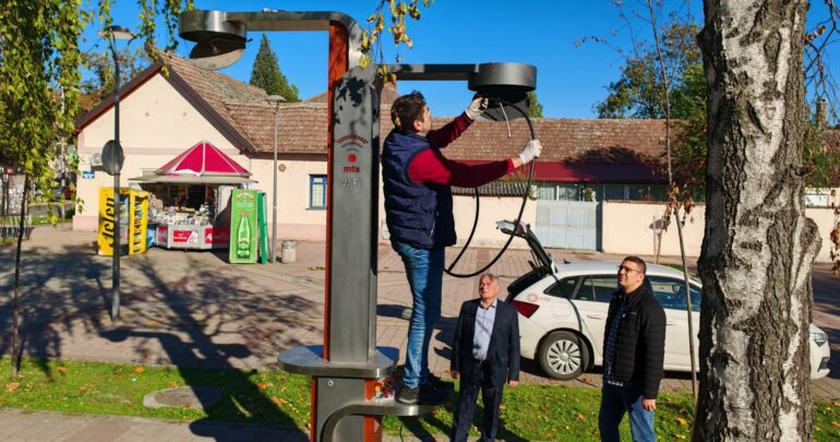 Postavljeno „drvo“ sa bežičnim internetom u centru Pećinaca