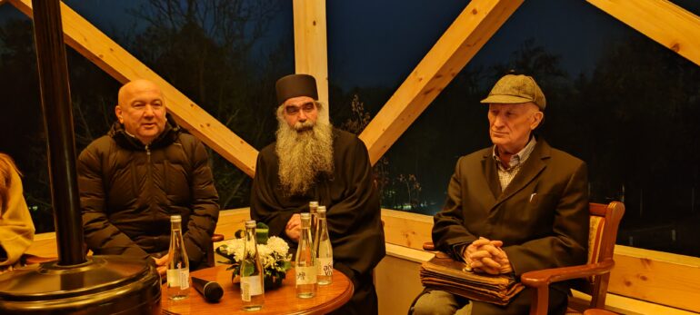 Akademik Matija Bećković i otac Rafailo besedili u Borkovcu