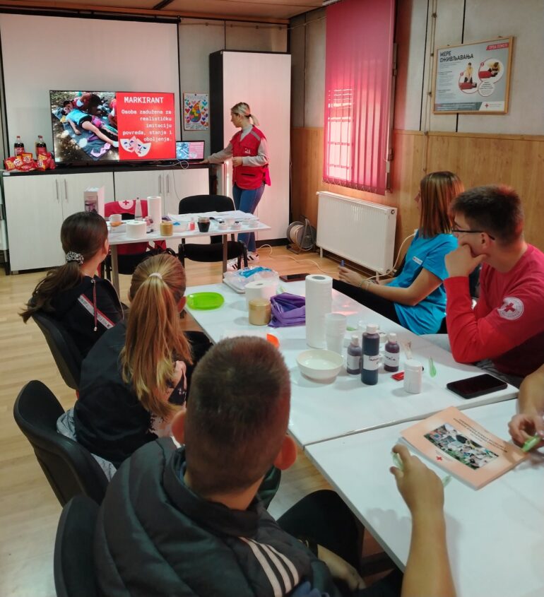Obuka volontera Crvenog krsta u realističkom prikazu povreda, stanja i oboljenja