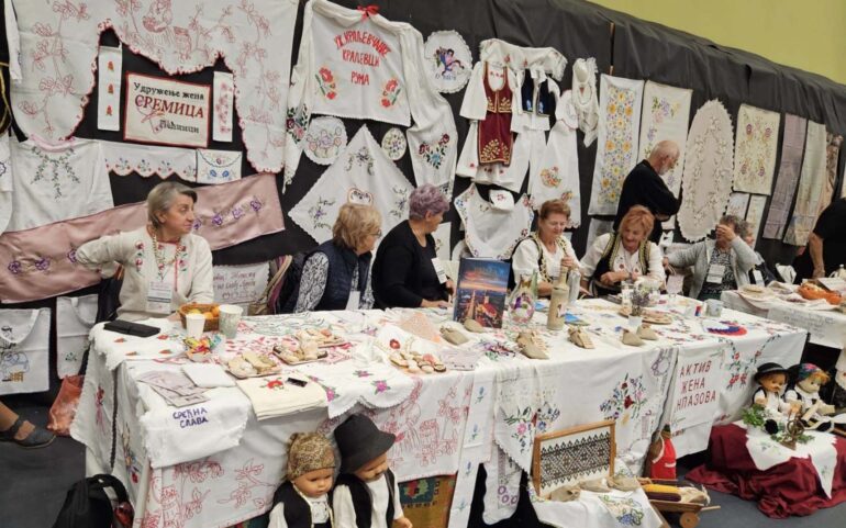 Sremice u Velenju predstavile vezene nadstolnjake
