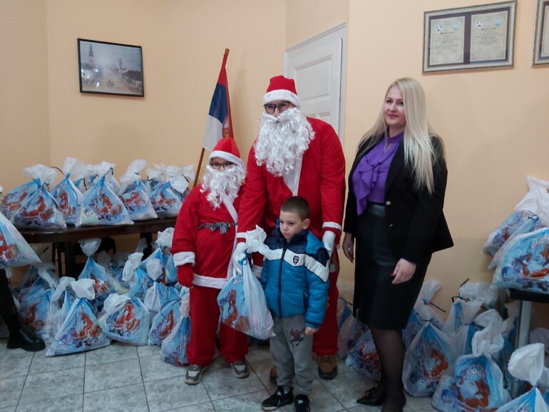 Počela podela novogodišnjih paketića za svu decu rumske opštine