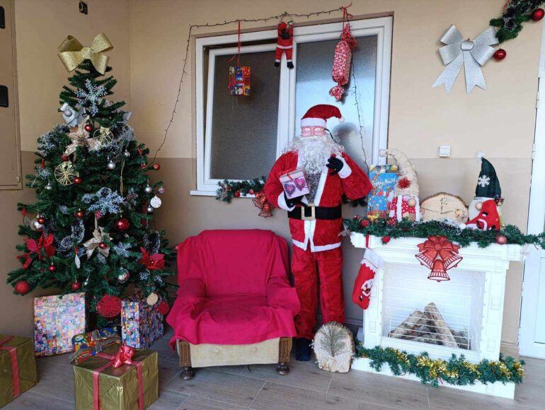 U Kuzminu Deda Mraz donosi poklone najmlađima