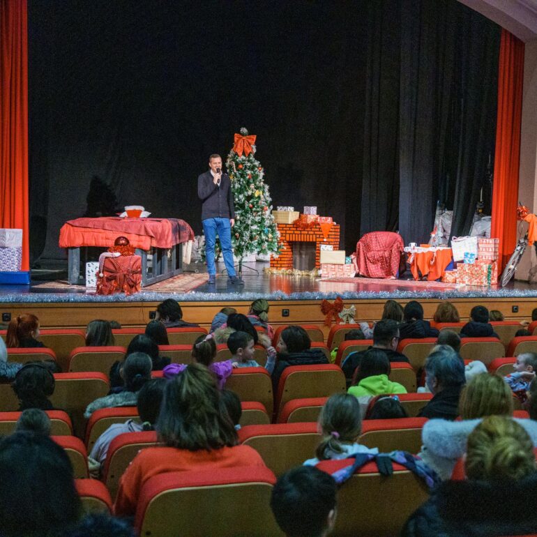 Paketići za decu iz inđijskih socijalno ugroženih porodica
