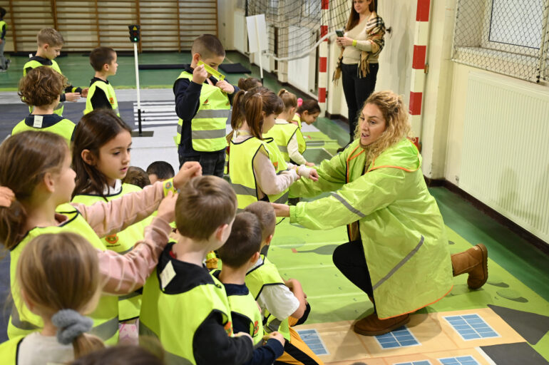 Edukacija inđijskih osnovaca o bezbednosti u saobraćaju