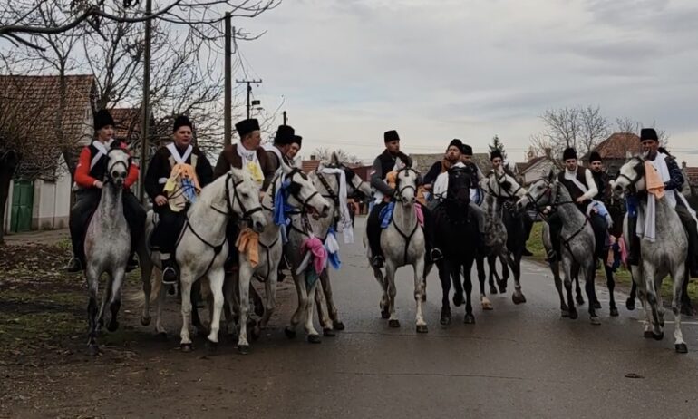 Konjanici u Rumi na prvi dan Božića