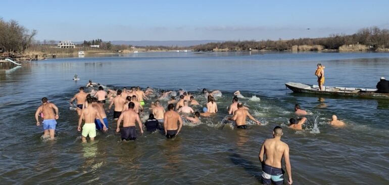 Prijave za plivanje za Časni krst u Rumi