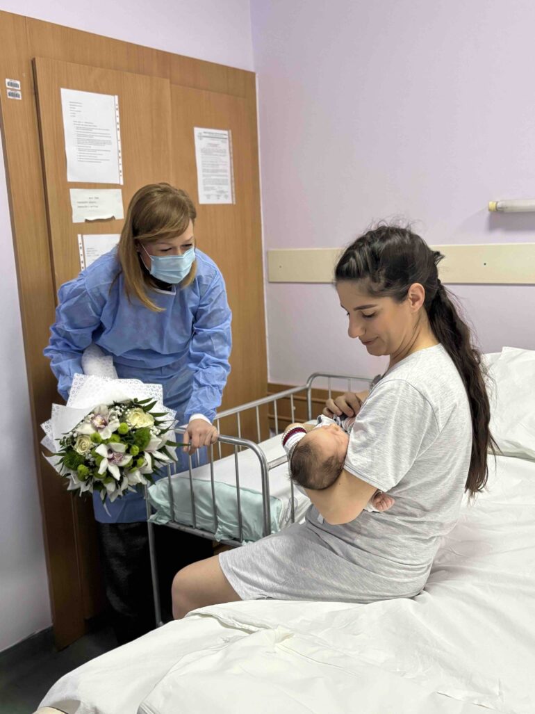 Grad Sremska Mitrovica darivao prvu bebu rođenu u 2025. godini