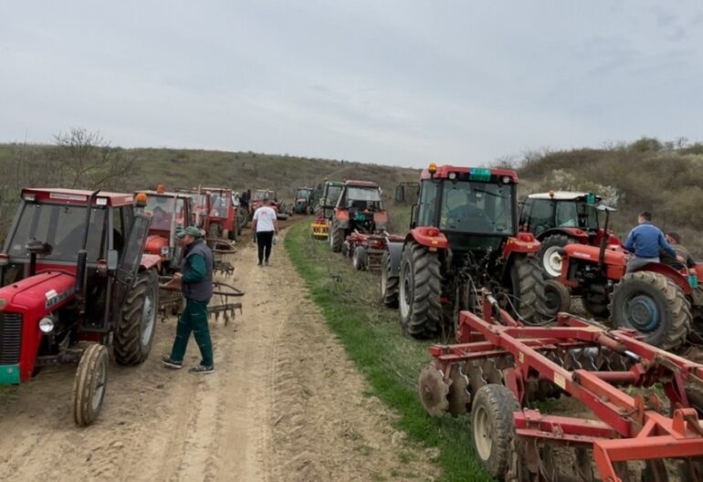 Meštani Rivice na mobu uređuju atarske puteve