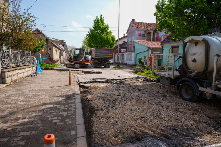 Počeli radovi na sanaciji ulica posle vodovodne havarije u Inđiji