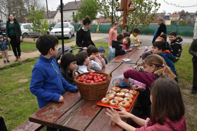 MANĐELOS: U susret Uskrsu