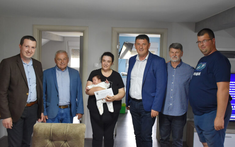 Dobrodošlica od 40 hiljada dinara za 49 novih stanovnika pećinačke opštine
