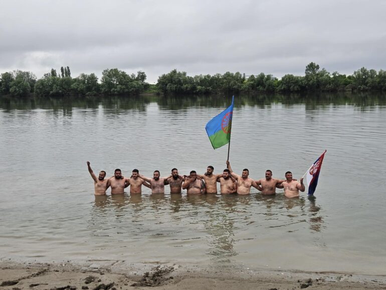 TRADICIJA NA ĐURĐEVDAN: Romi zaplivali u Savi