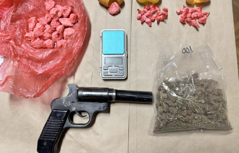 Droga, vaga i oružje: Uhapšen 23-godišnjak FOTO