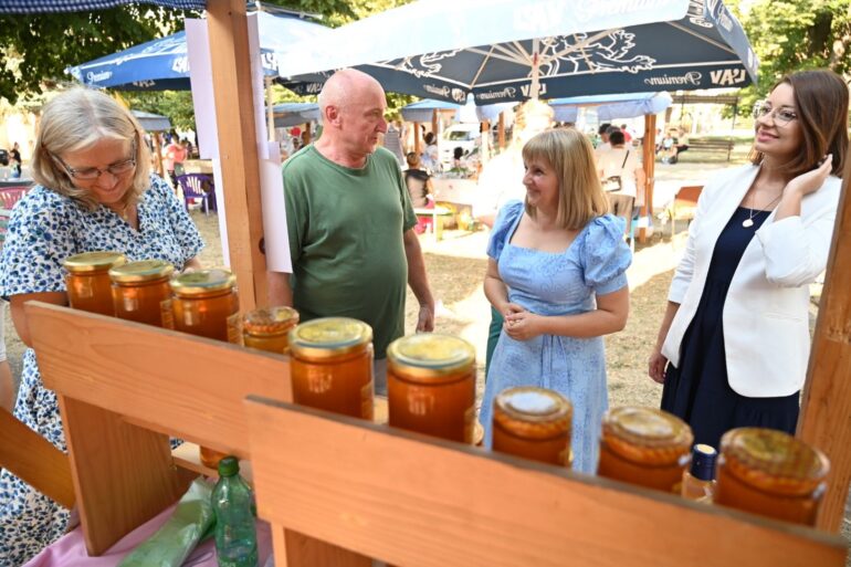 “Pod lipom se hladimo, medom se sladimo”