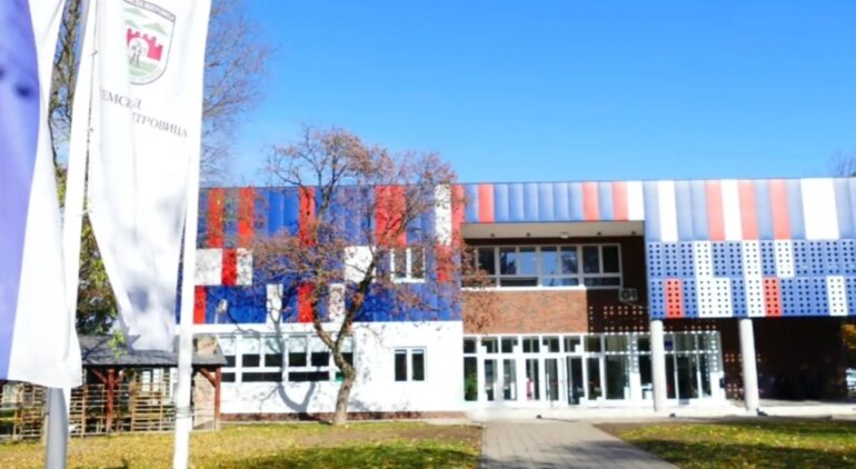 Pretnja unošenja hladnog oružja u OŠ „Jovan Popović“ u Sremskoj Mitrovici