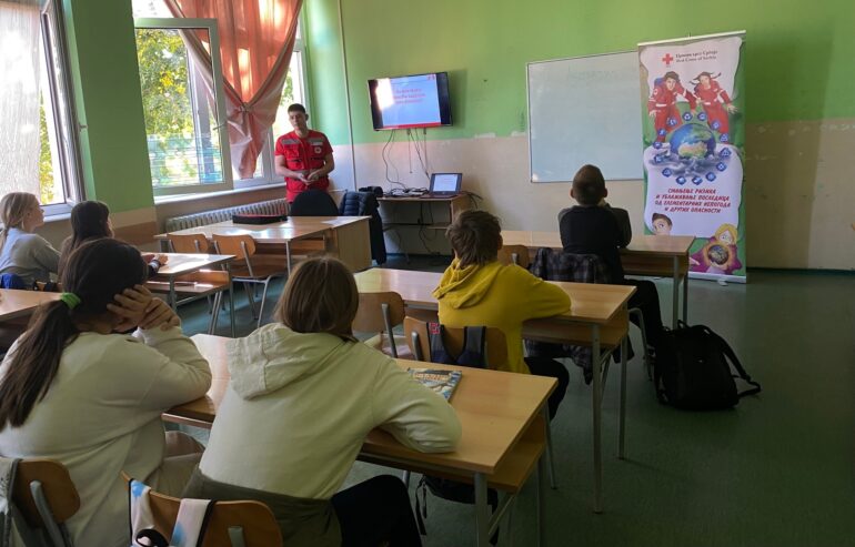CRVENI KRST: Predavanje i praktična vežba evakuacije za učenike osnovne škole