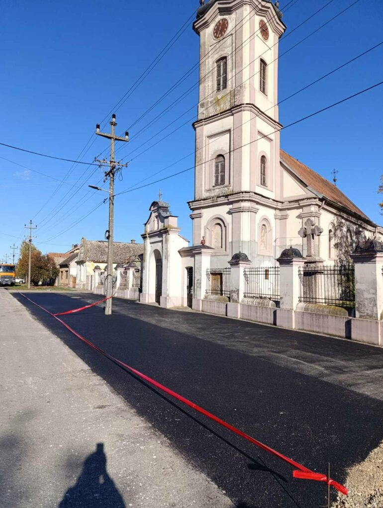 Asfaltiran parking ispred crkve u Kuzminu