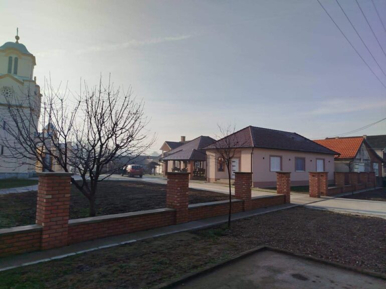 Nove staze i ograda ulepšale crkveni prostor