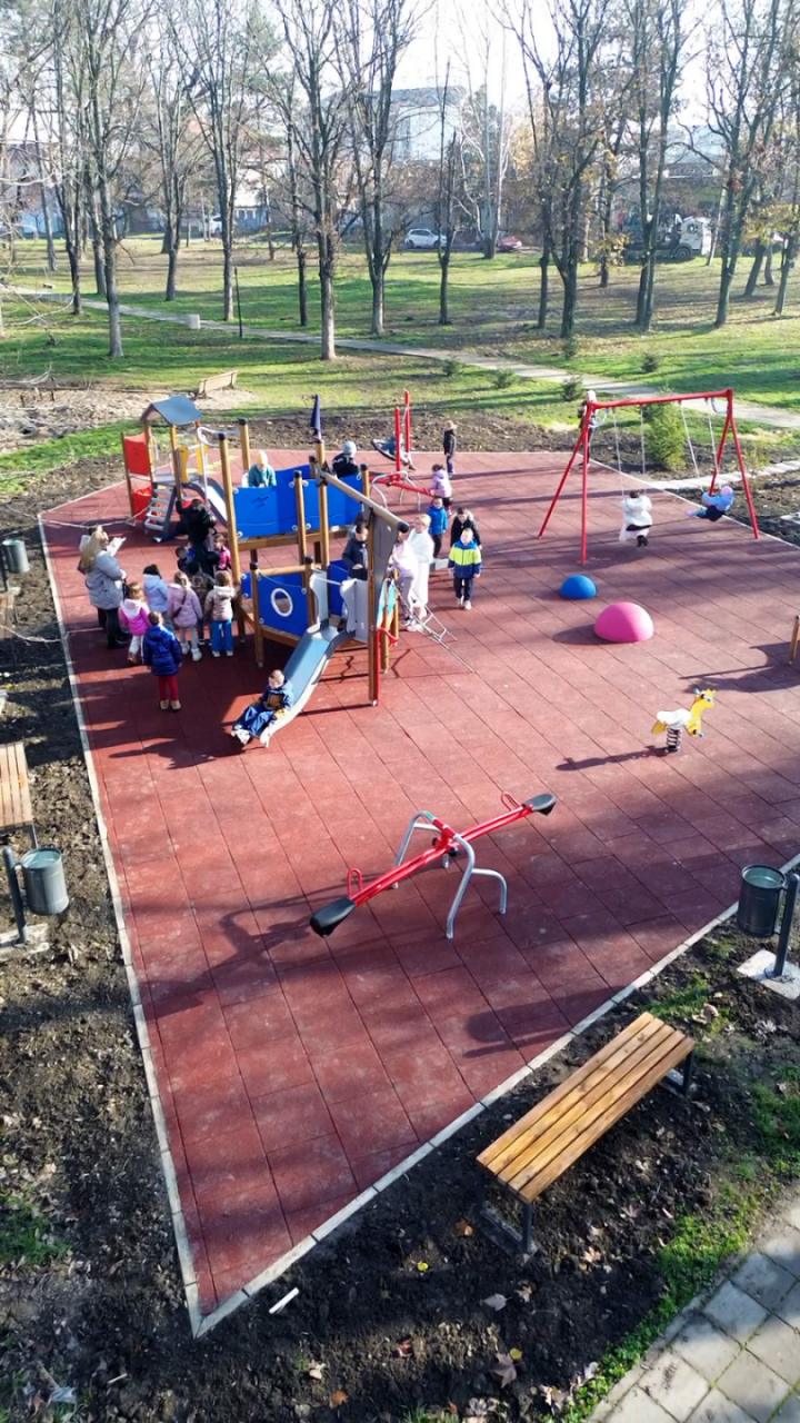 Novo igralište za inđijske mališane