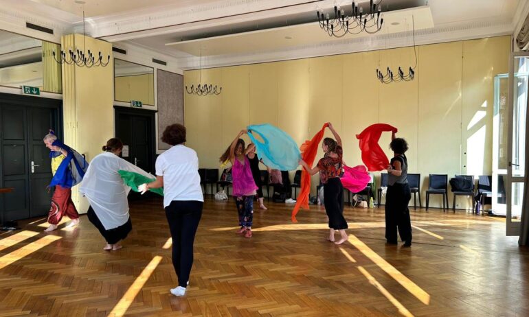 Ples kao lek kad reči postanu tesne