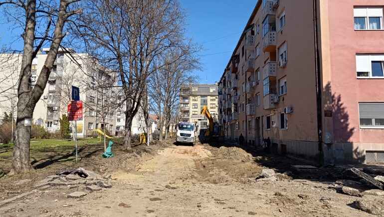 Uređenje dvorišta kod Belih kula u Rumi