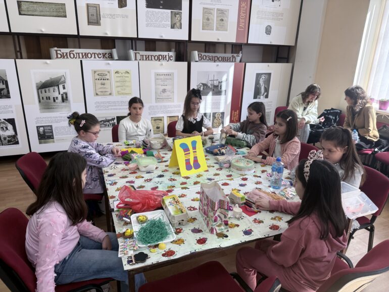 „Uskršnji atelje“ okupio učenike devet mitrovačkih škola