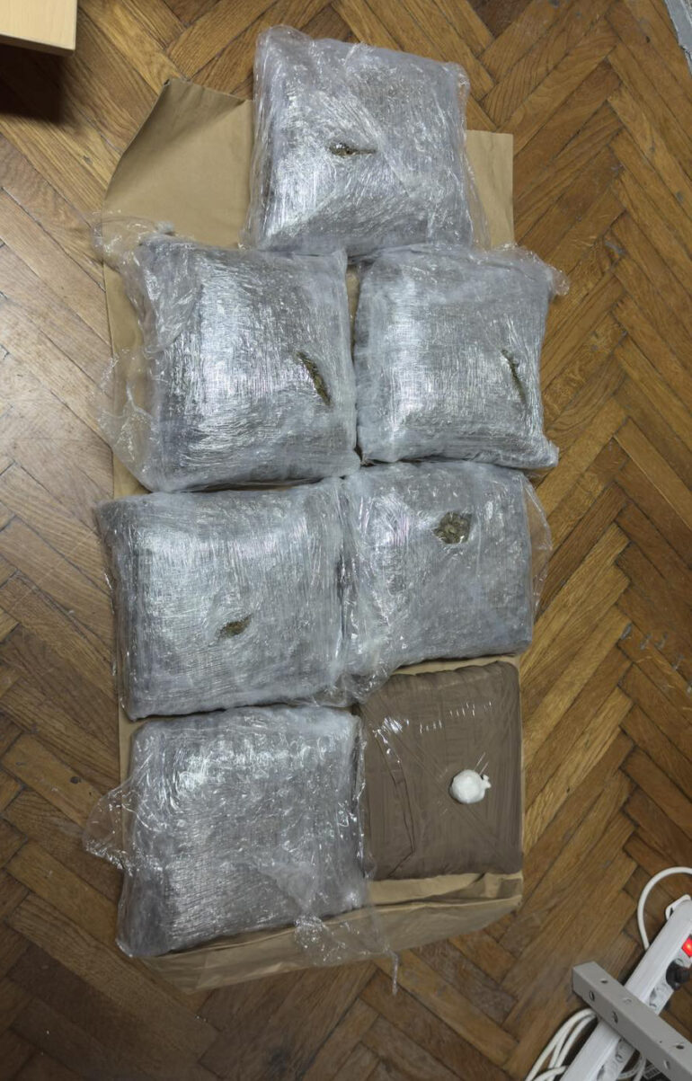 Zaplena više od sedam kilograma marihuane i kokaina, trojica osumnjičenih