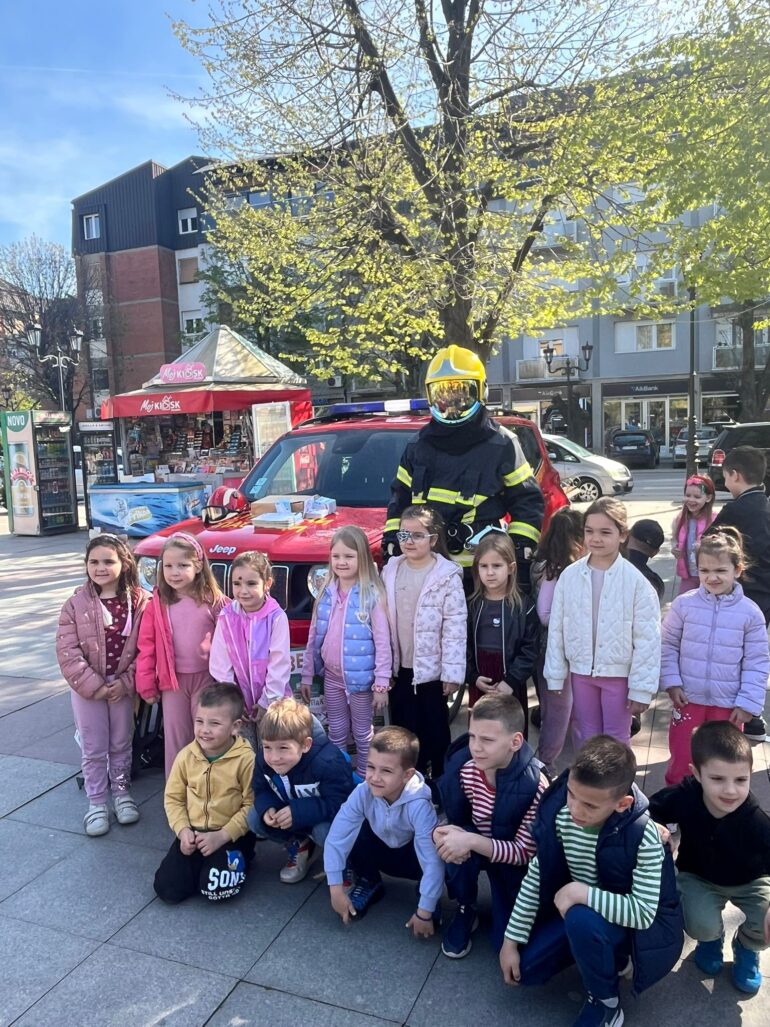 Policicajci i vatrogasci za decu